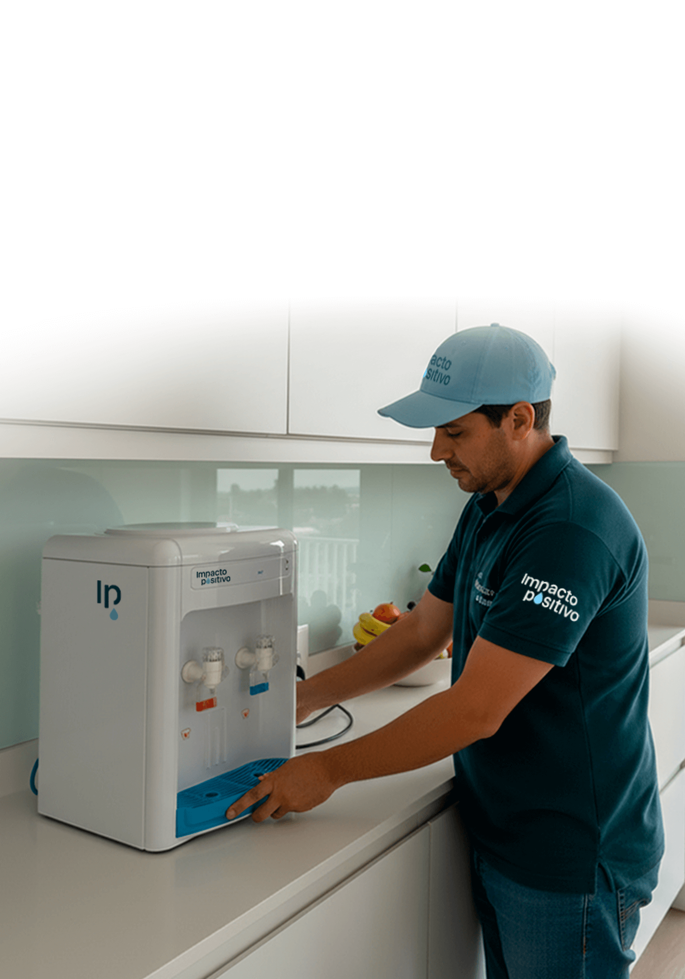 Técnico Impacto Positivo instalando dispenser