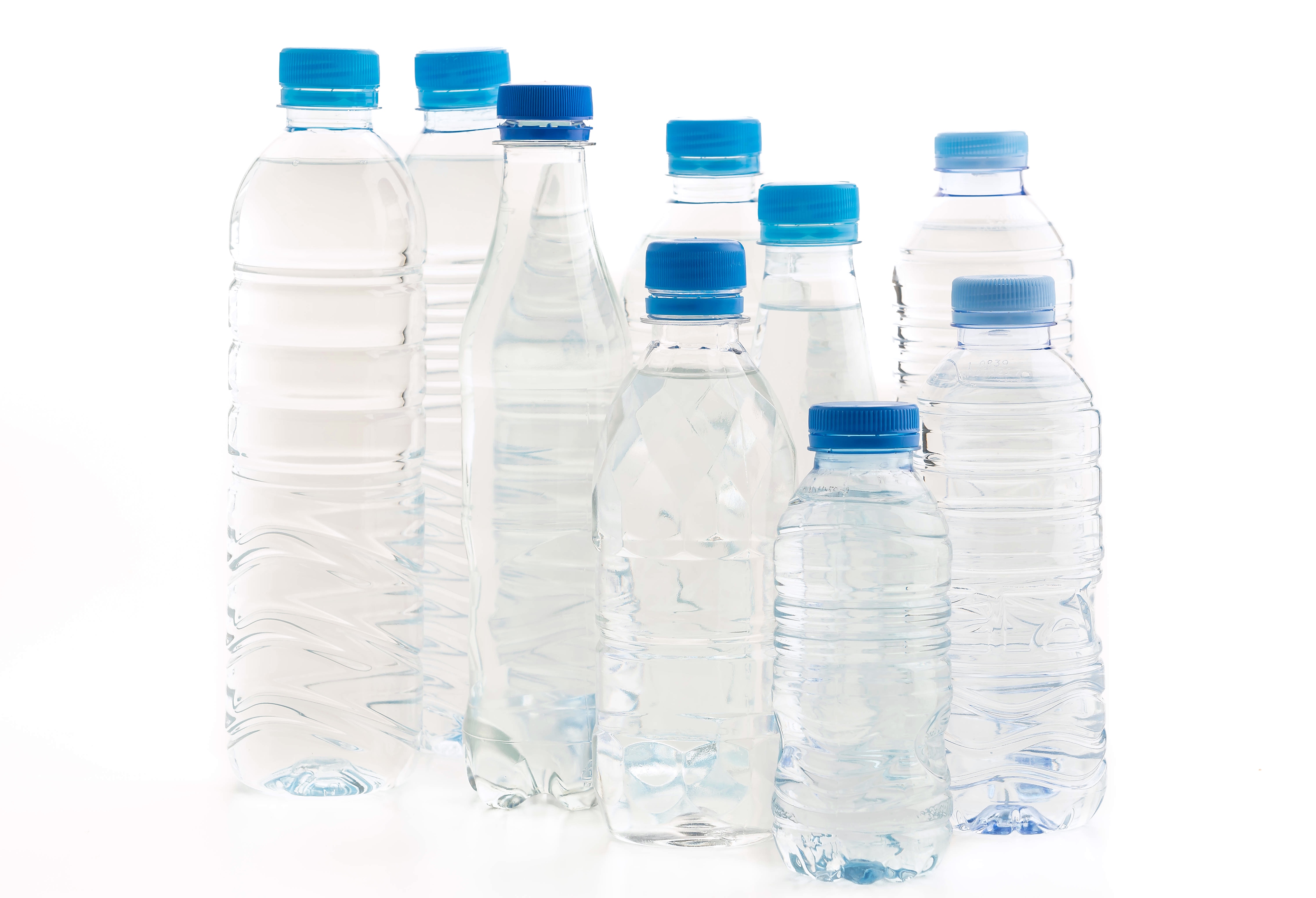 ¿Cuántas botellas de plástico ahorra una familia al año usando un dispenser?