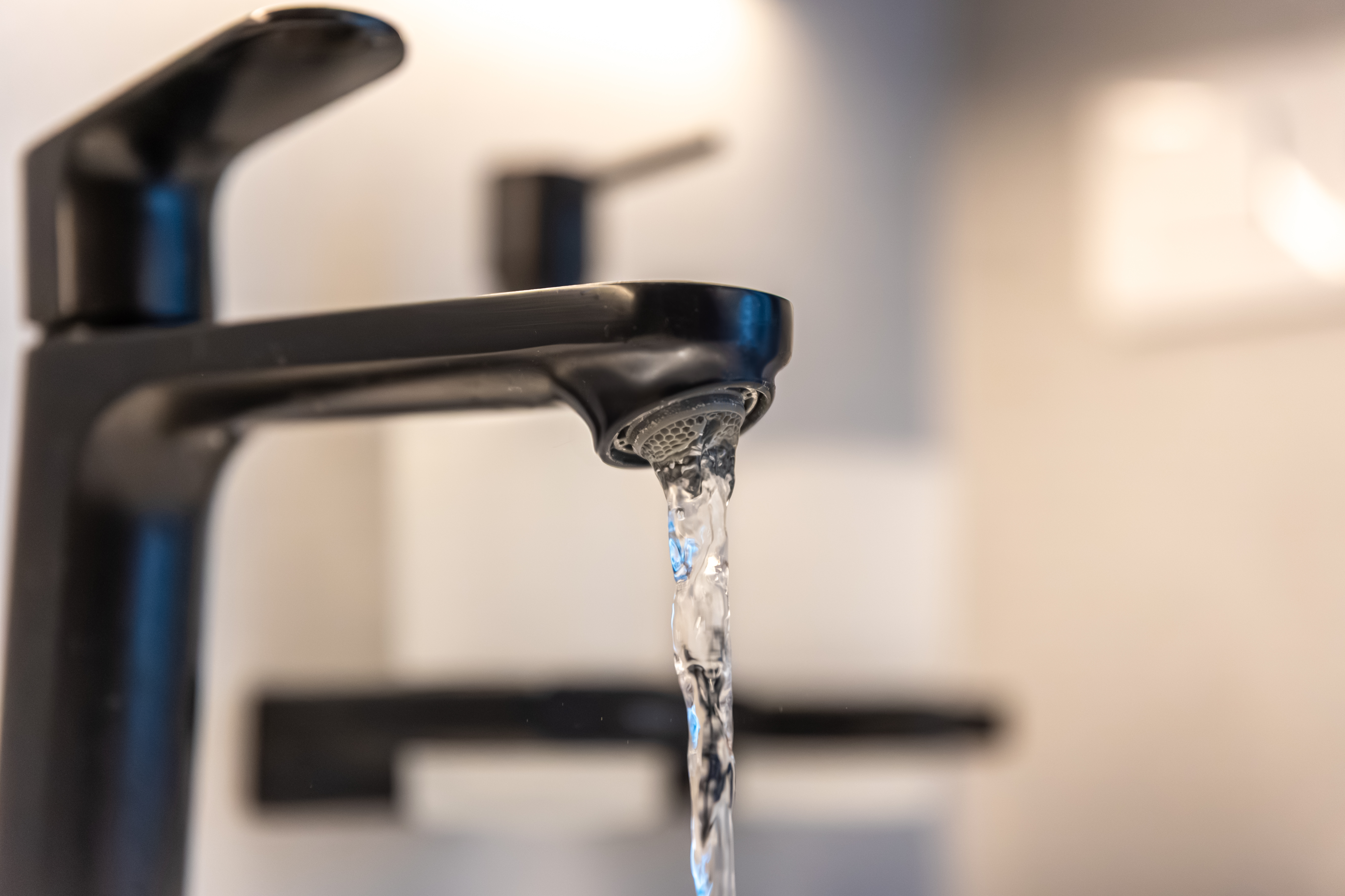 ¿Cómo mejorar el sabor del agua de red?